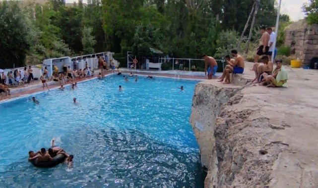 Sıcaktan bunalan vatandaşlar 400 yıllık &#039;Keşişin Havuzu&#039;na akın etti