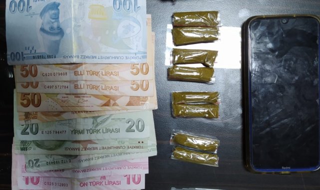 Sigara paketine uyuşturucu sakladı, polisi görünce sokağa attı