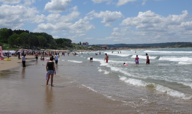 Şile'de denize girme yasağına rağmen plajlar doldu taştı