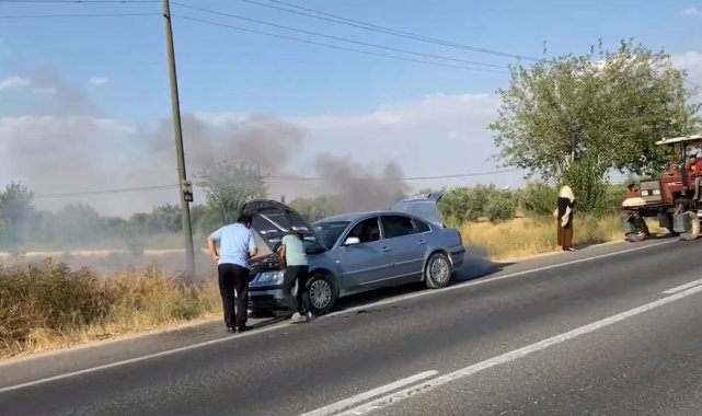Şişelerle su taşıdılar, otomobili yanmaktan kurtardılar