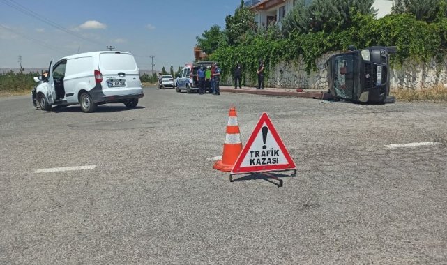 Sivas&#039;ta hafif ticari araçlar çarpıştı: 3 yaralı