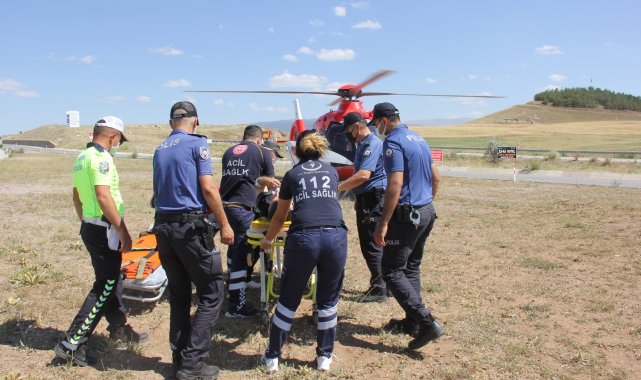 Sivas'ta otomobil ile hafif ticari araç çarpıştı; 6 yaralı