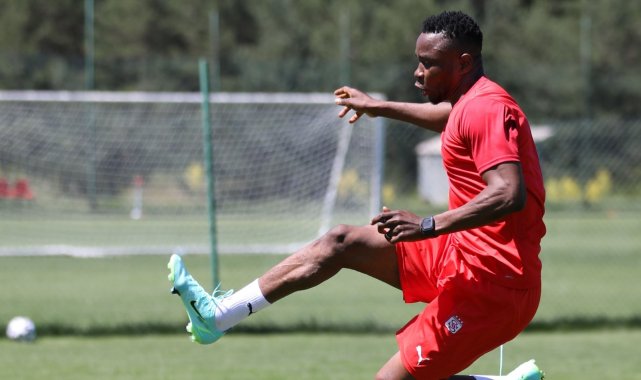 Sivasspor&#039;da Leke James ilk çalışmasını yaptı