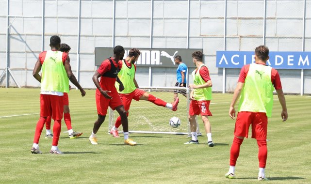 Sivasspor&#039;da Petrocub mesaisi sürüyor