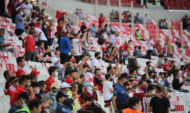 Sivassporlu taraftarlar tribünlerde