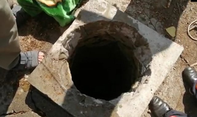 Su kuyusuna düşen koyunu kurtarmak isterken canından oldu