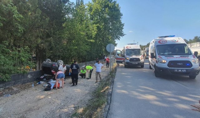 Takla atan otomobil yol kenarına devrildi: 3 yaralı