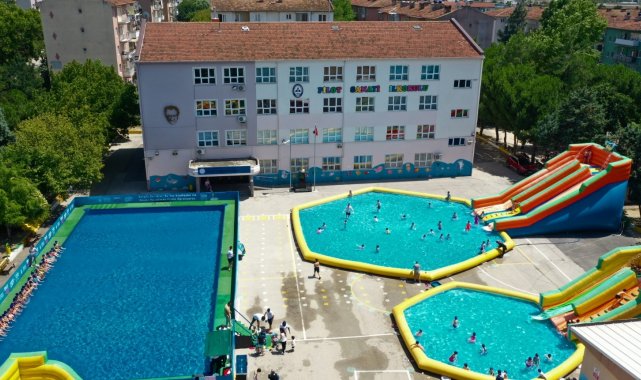 Tatil köyü değil, okul bahçesi