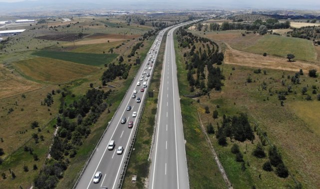 Tatilciler kilometrelerce kuyruk oluşturdu