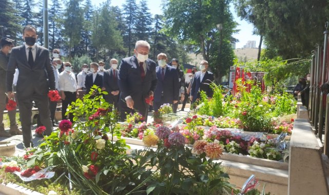 TBMM Başkanı Mustafa Şentop, Karşıyaka Mezarlığı Şehitliği&#039;ni ziyaret etti