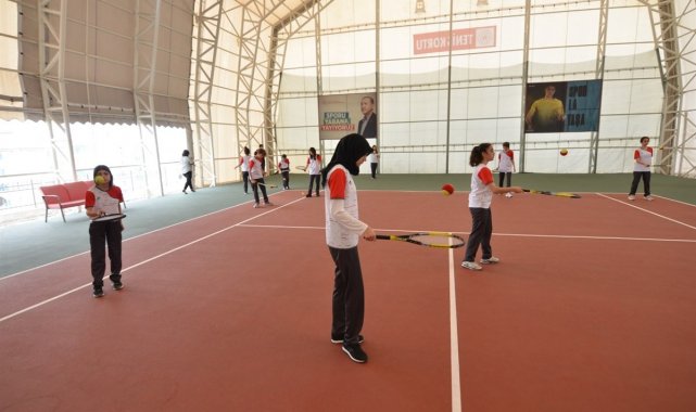 TDP'den yeni proje ile gençlere tenis eğitimi verildi