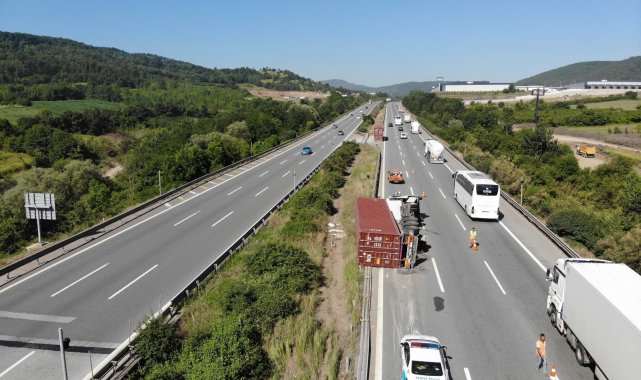 TEM Otoyolu'nda tır devrildi