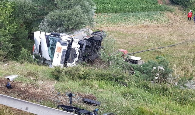 TEM&#039;de şarampole uçan LPG yüklü tanker traktörün üzerine düştü: 1 yaralı