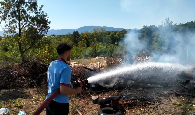 Temizlik için yakılan ateş ormana sıçramadan söndürüldü