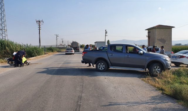 Tescilsiz motosiklet kamyonete çarptı: 1&#039;i ağır 2 yaralı