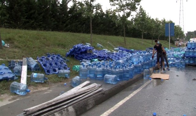 Tırın dorsesi çöktü, su damacanaları yola saçıldı