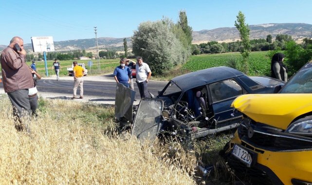 Tokat'ta ticari araçla otomobil çarpıştı: 4 yaralı