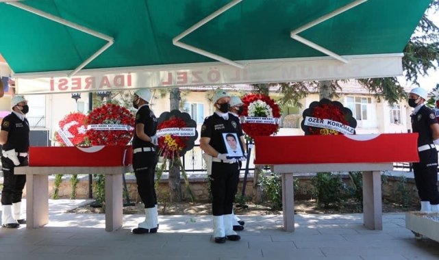 Trafik kazasında hayatını kaybeden polis memuru ve çocuğu son yolculuklarına uğurlandı