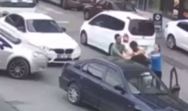 Trafikte yumruklu kavga kamerada