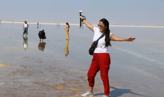 Tuz Gölü'nde yürüme turizmi bayramda da sahillerdeki yoğunluğu aratmadı