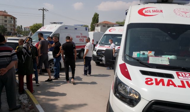 Vakaya giden ambulans ile otomobil çarpıştı: 3 çocuk yaralı