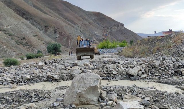 Van Büyükşehir Belediyesi tüm imkanlarıyla sel bölgesindeki çalışmalarını sürdürüyor