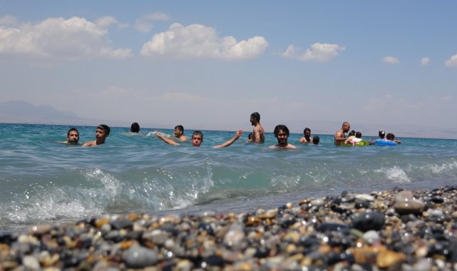 Van Gölü&#039;nün mavi bayraklı plajı tatilcilerin akınına uğradı