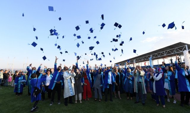 Van Yüzüncü Yıl Üniversitesinde mezuniyet coşkusu