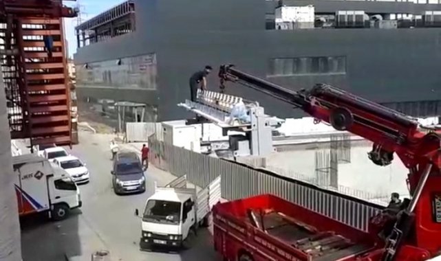 Vinçle taşınan makinenin üzerine çıktı, yürekleri ağzı getirdi