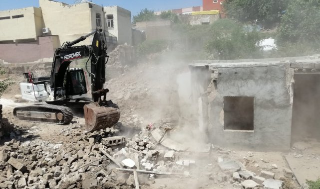 Viranşehir'de yol genişletme çalışması