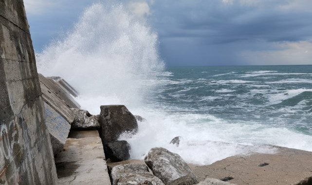 Yağmur sonrası Karadeniz'de dalga oluştu
