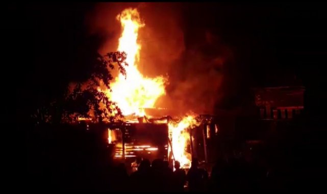 Yangında evlerini kaybettiler, yetkililerden yardım bekliyorlar