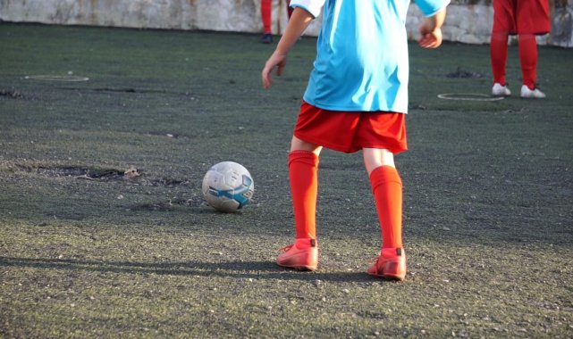 Yeni Foça&#039;da 20 yıldır yenilenmeyen halı saha için &quot;artık yenilensin&quot; çağrısı