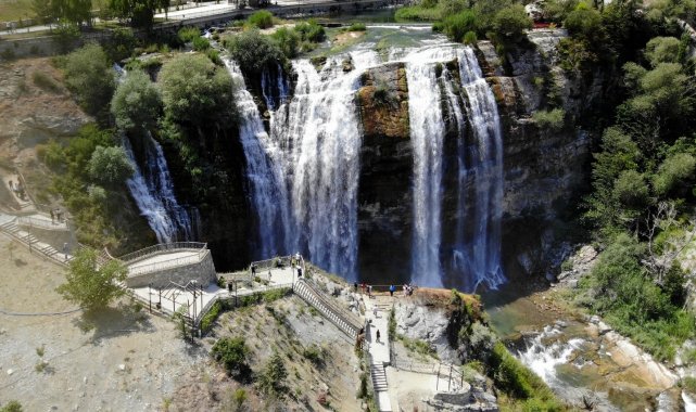 Yeniden ziyarete açılan Tortum Şelalesine bayramda ziyaretçi akını