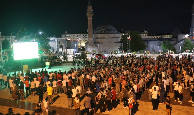 Yiğidolar, UEFA maçını dev ekranda izledi