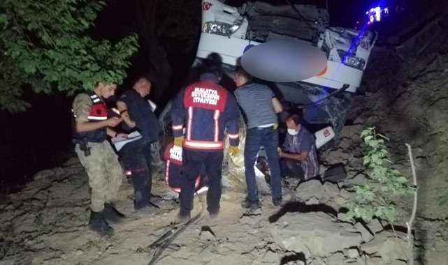 Yolcu otobüsü devrildi, göçmenler kaza yerinden kaçtı