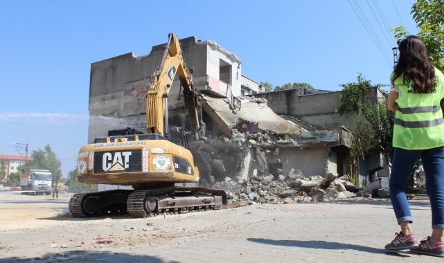 Yüreğir&#039;de yıkımlar devam ediyor