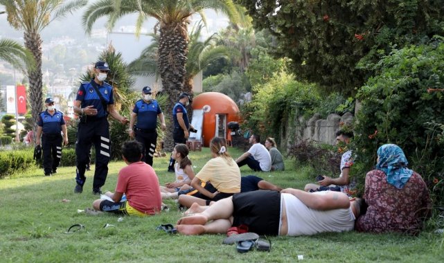 Zabıta ekipleri park ve refüjlerde tatil yapanları uyardı, uymayanlara ceza yazdı