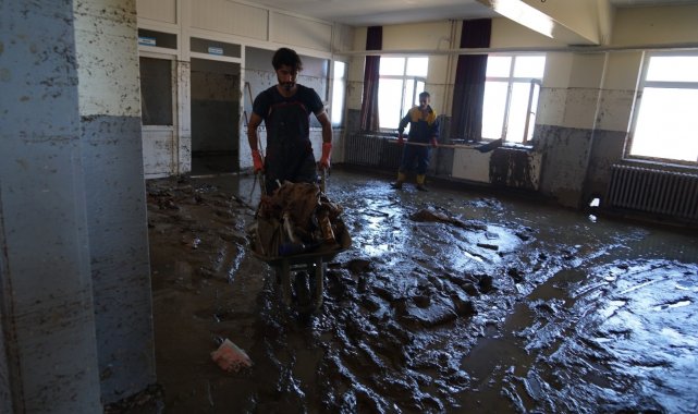 1 hafta sonra tadilata girecek olan Özlüce Ortaokulu&#039;da selde büyük hasar aldı