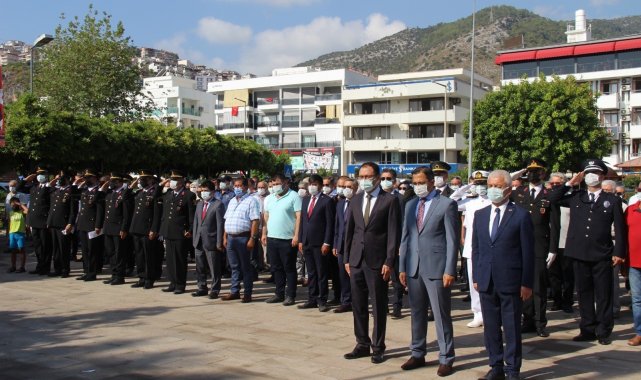30 Ağustos etkinlikleri, Finike&#039;de çelenk sunumu ile başladı