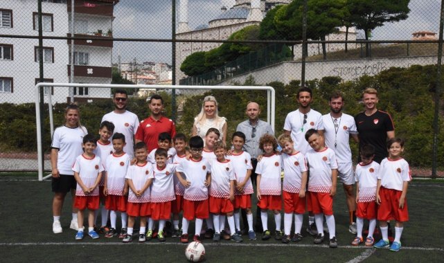 &#039;Yaz futbol okulu&#039; minik öğrencileri ile bir araya geldi