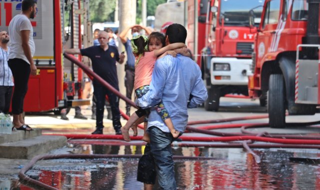 4 katlı binadaki yangın mahalleliyi sokağa döktü