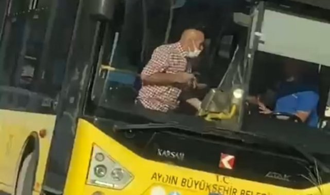70 yaşındaki yolcu, otobüs şoförünü bıçaklamaya kalktı