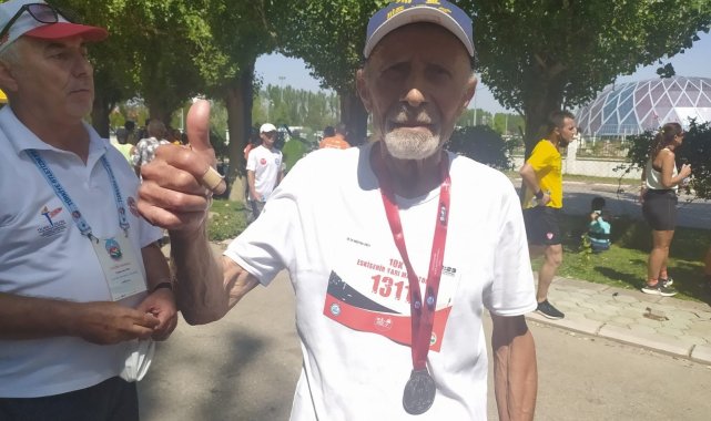 82&#039;lik maratoncu gençlere taş çıkardı
