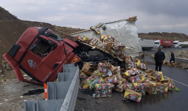 Ağrı&#039;da iki tır çarpıştı: 1 ölü