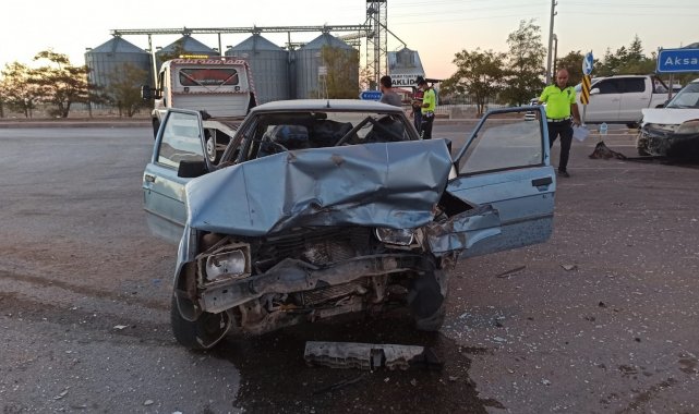 Aksaray&#039;da hafif ticari araç ile otomobil çarpıştı: 5 yaralı