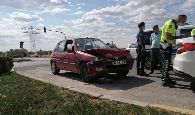 Aksaray&#039;da tır ile otomobil çarpıştı: 4 yaralı