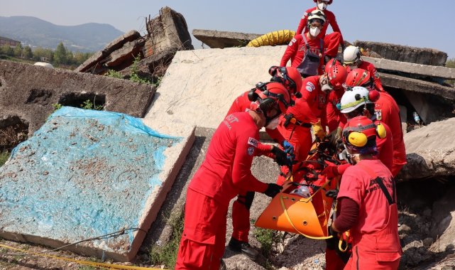 AKUT&#039;tan gönüllülerine gerçeği aratmayan arama ve kurtarma eğitimi