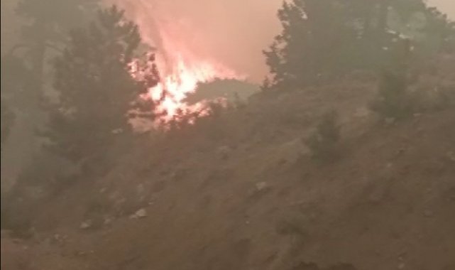 Alevlerin arasında kalan itfaiye ekipleri zor anlar yaşadı