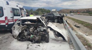 Amasya'da iki otomobil çarpıştı: 2 ölü, 5 yaralı